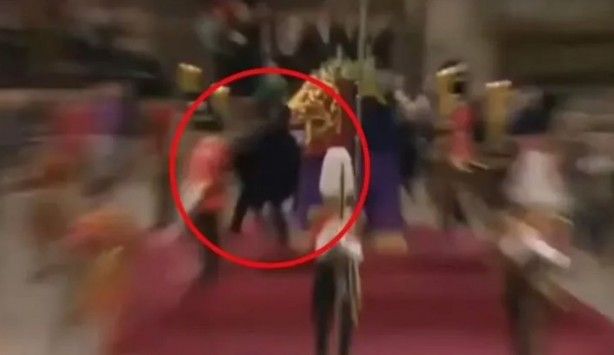 Kraliçe Elizabeth'in tabutuna saldırı! 2