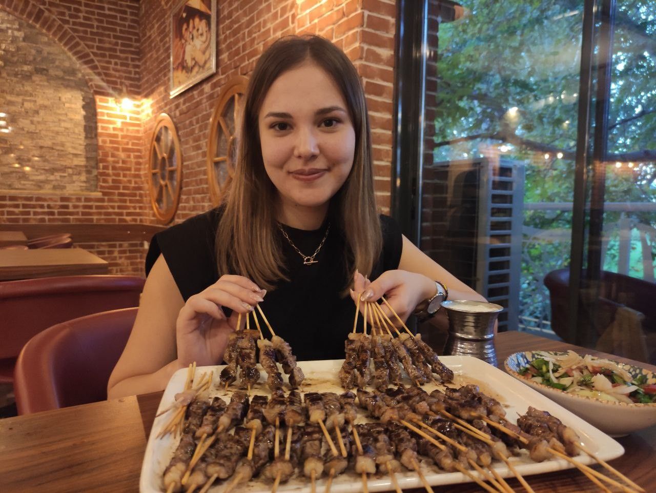 54 kiloluk genç kız, 43 dakikada 240 çöp şiş yiyerek büyük ödülün sahibi oldu 1