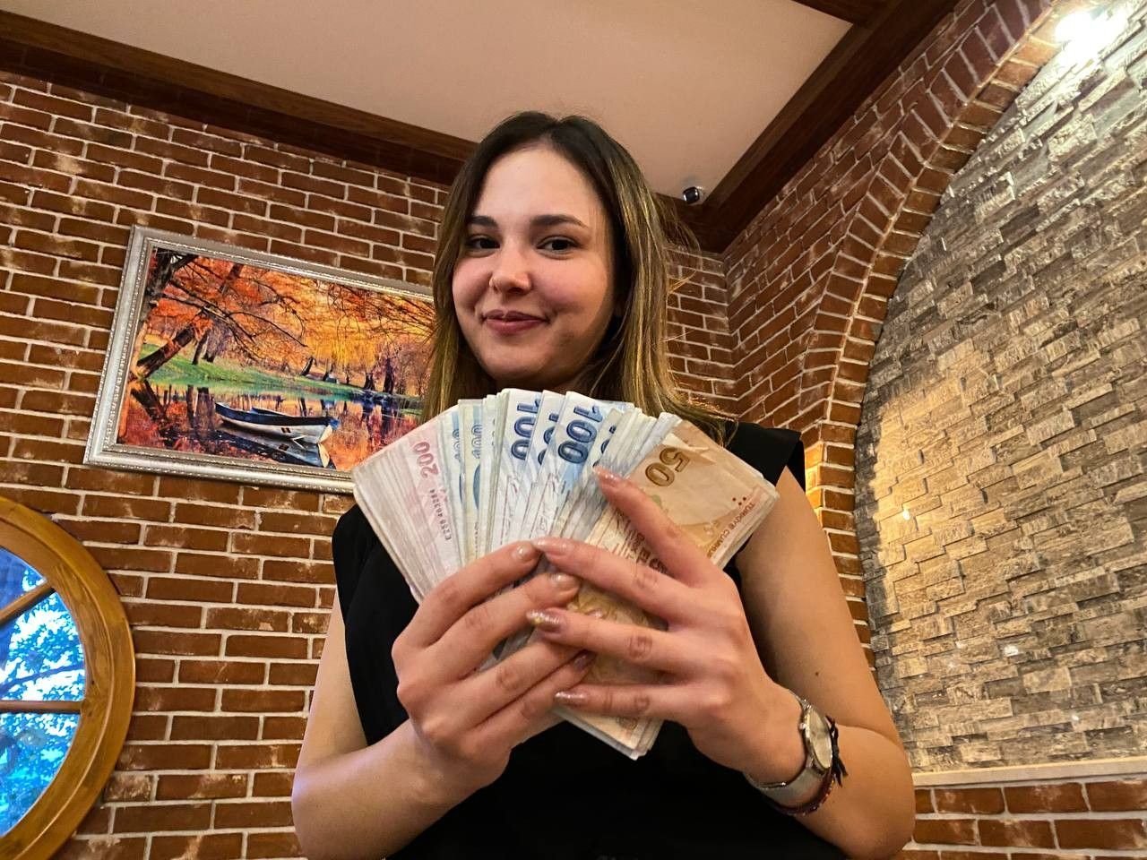 54 kiloluk genç kız, 43 dakikada 240 çöp şiş yiyerek büyük ödülün sahibi oldu 2