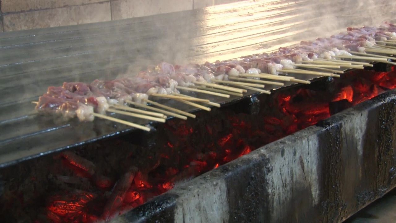 54 kiloluk genç kız, 43 dakikada 240 çöp şiş yiyerek büyük ödülün sahibi oldu 3