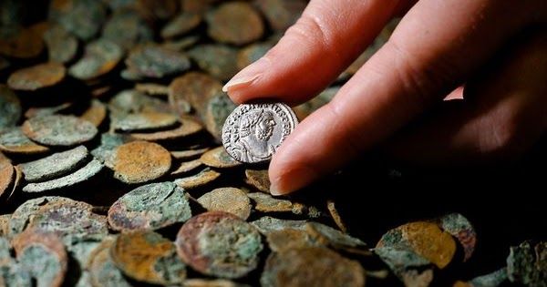 Bahçesinde kazı yaparken dev hazine buldu! Paha biçilemiyor 2