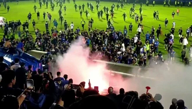 Endonezya'da futbol maçı sonrası can pazarı yaşandı: En az 129 ölü 1
