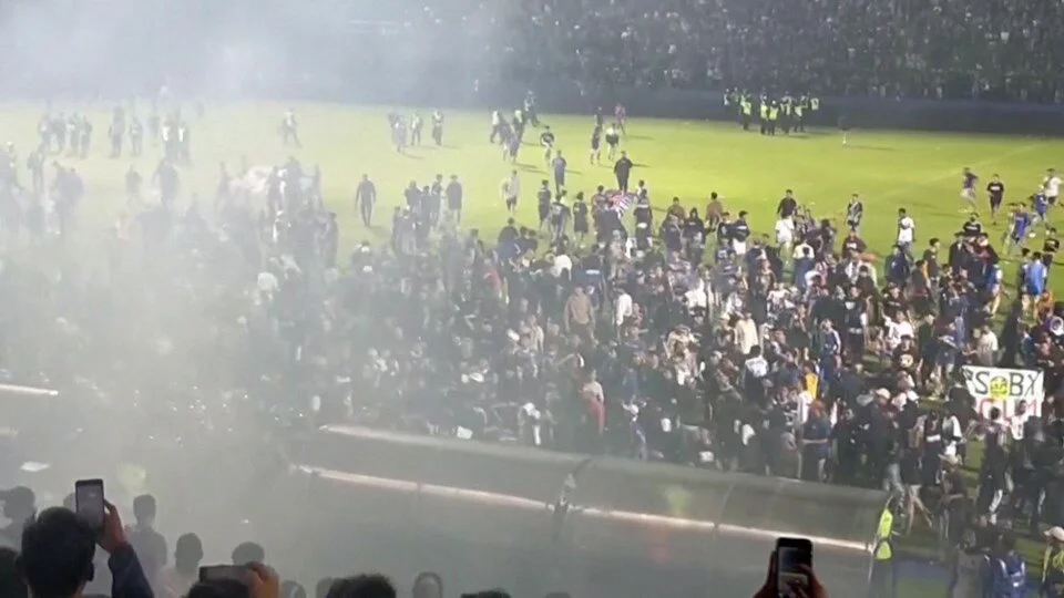 Endonezya'da futbol maçı sonrası can pazarı yaşandı: En az 129 ölü 3
