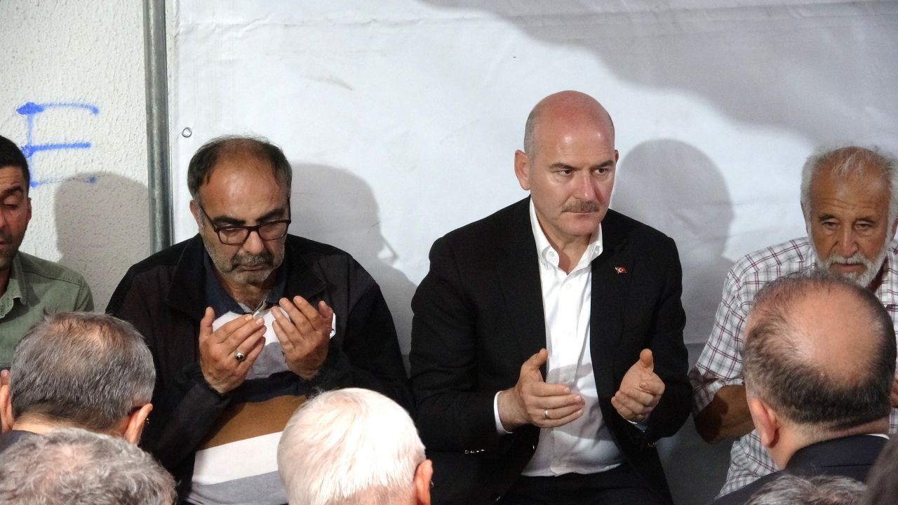 Bakan Soylu, şehit evinde gözyaşlarını tutamadı 2