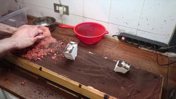 Görenler şoke oldu! Paslı baltaya öyle şeyler yaptı ki... 113