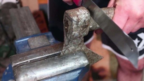 Görenler şoke oldu! Paslı baltaya öyle şeyler yaptı ki... 6