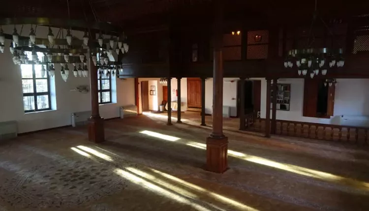 690 yıldır asırlara meydan okuyan cami! Kılıçla Peygamberimizden gelen geleneği yaşatıyorlar 11