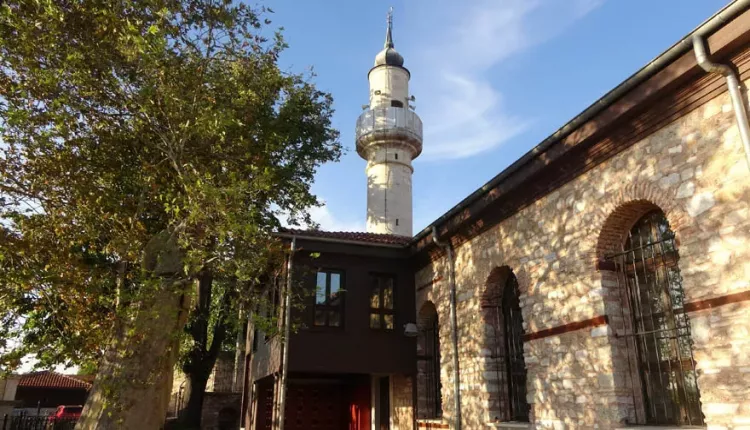 690 yıldır asırlara meydan okuyan cami! Kılıçla Peygamberimizden gelen geleneği yaşatıyorlar 2