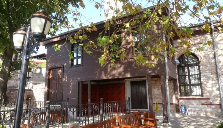 690 yıldır asırlara meydan okuyan cami! Kılıçla Peygamberimizden gelen geleneği yaşatıyorlar 4