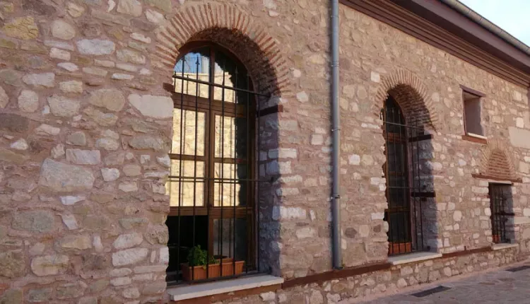 690 yıldır asırlara meydan okuyan cami! Kılıçla Peygamberimizden gelen geleneği yaşatıyorlar 5