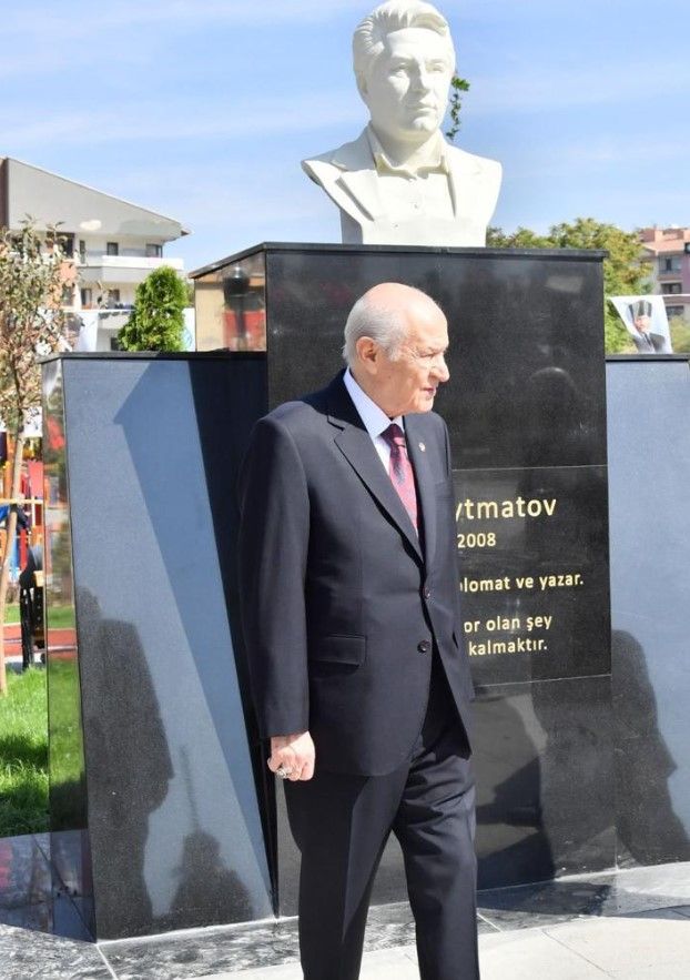 MHP Lideri Devlet Bahçeli Cengiz Aytmatov Parkı'nı inceledi 3