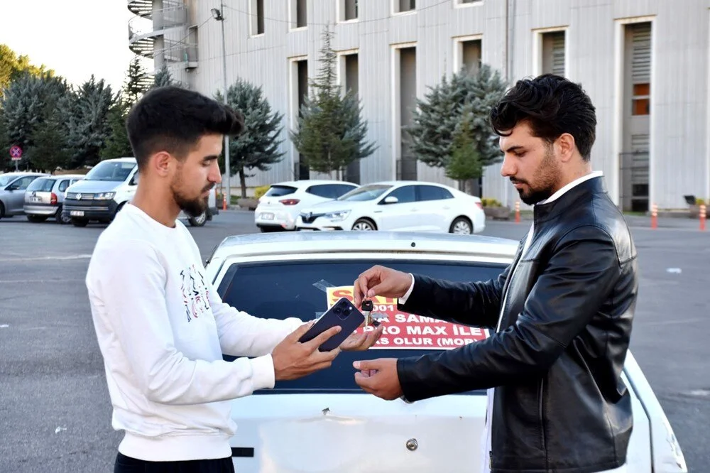 Arabasını cep telefonu ile takas etti! 2