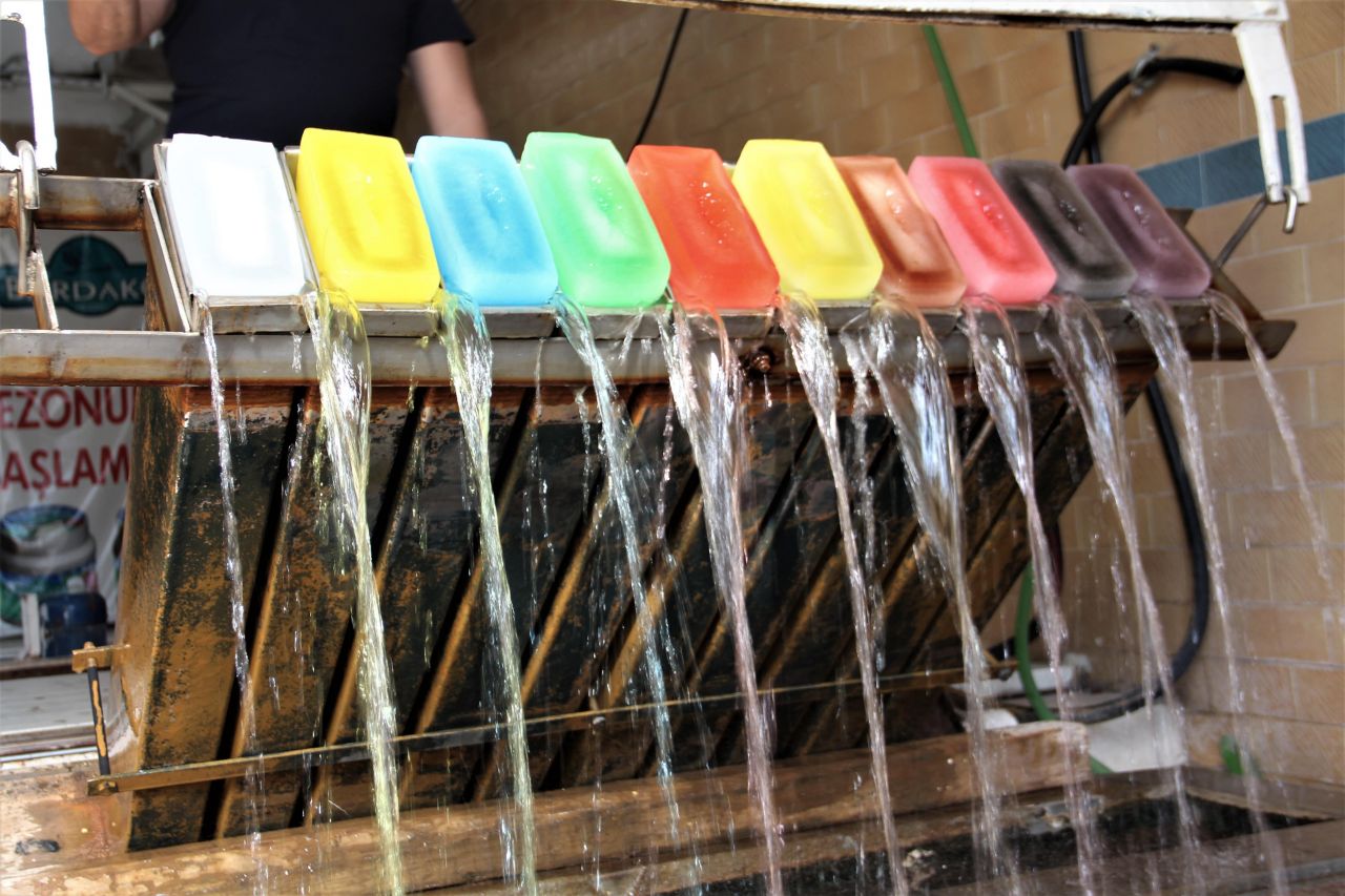 Kapış kapış gidiyor! Ekmeğini sıcaktan çıkarıyor 8