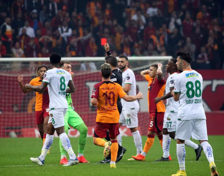 Galatasaray - Alanyaspor maçında çok konuşulan kararlar! Okan Buruk ve Muslera çılgına döndü! 2