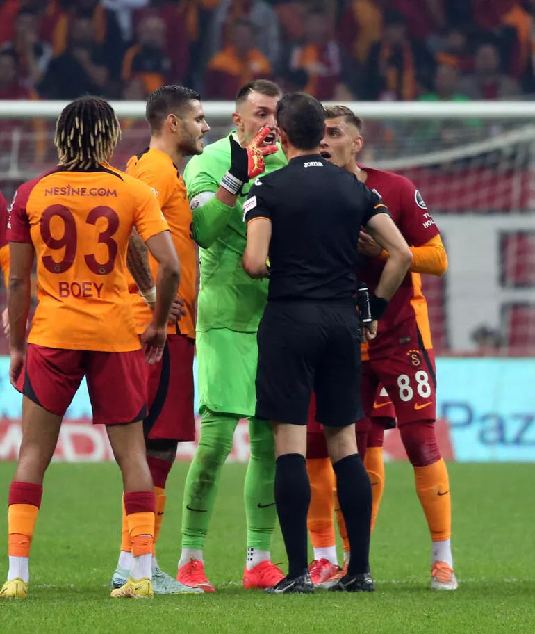 Galatasaray - Alanyaspor maçında çok konuşulan kararlar! Okan Buruk ve Muslera çılgına döndü! 3