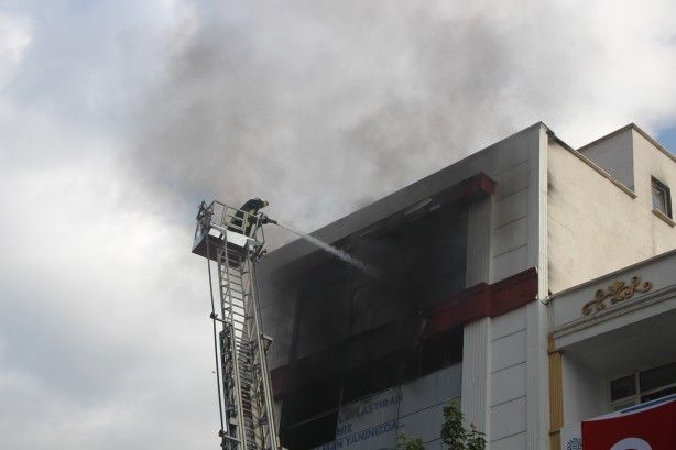 Amasya'da korku dolu anlar! Çatıda mahsur kalan 5 çalışan kurtarıldı 1