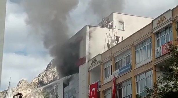 Amasya'da korku dolu anlar! Çatıda mahsur kalan 5 çalışan kurtarıldı 2