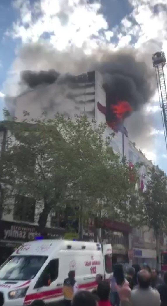 Amasya'da korku dolu anlar! Çatıda mahsur kalan 5 çalışan kurtarıldı 3