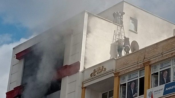 Amasya'da korku dolu anlar! Çatıda mahsur kalan 5 çalışan kurtarıldı 4