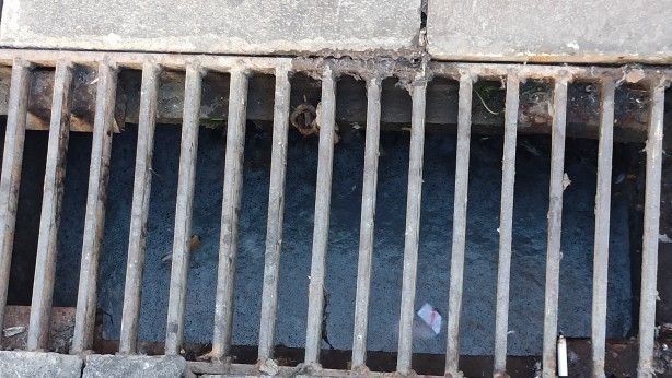 Yine CHP yine skandal: Burunlarını kapatarak geçiyorlar! CHP'nin yönettiği yer 10 yıldır kokuyor 4