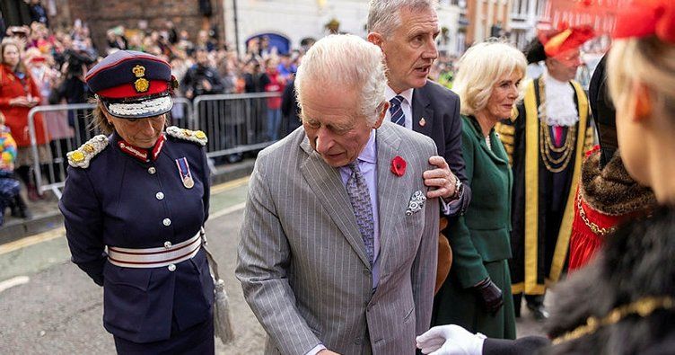 Kral Charles’a yumurtalı saldırı! 4