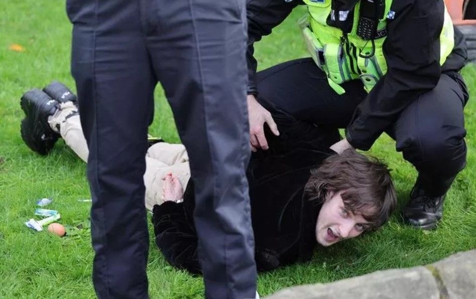 Kral Charles’a yumurtalı saldırı! 5