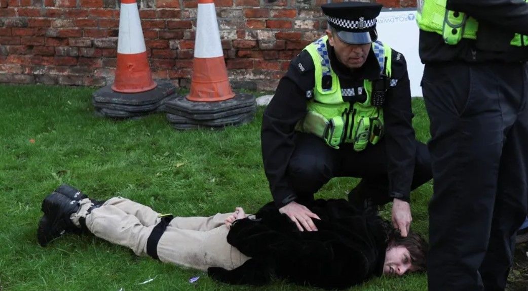 Kral Charles’a yumurtalı saldırı! 7