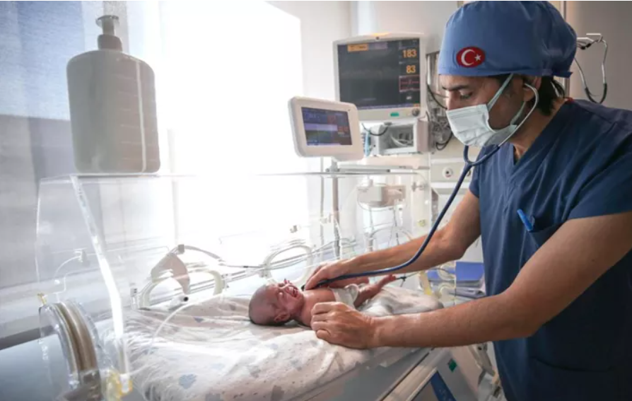 Yaşam şansı yüzde 1`in bile altındaydı: 600 gramlık 'parmak bebekten sevindirici haber 4