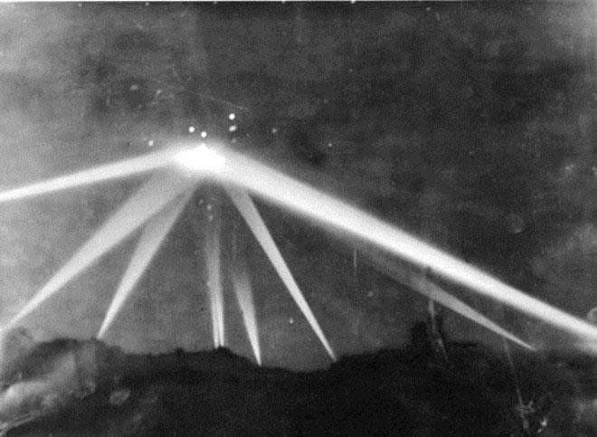 Dünya bu fotoğrafı konuşuyor! 80 yıl önce çekilen bu kareye kimse açıklama yapamıyor 21