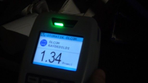 Akıl tatilde! Alkolik sürücünün yırtma taktiğine bakın 2