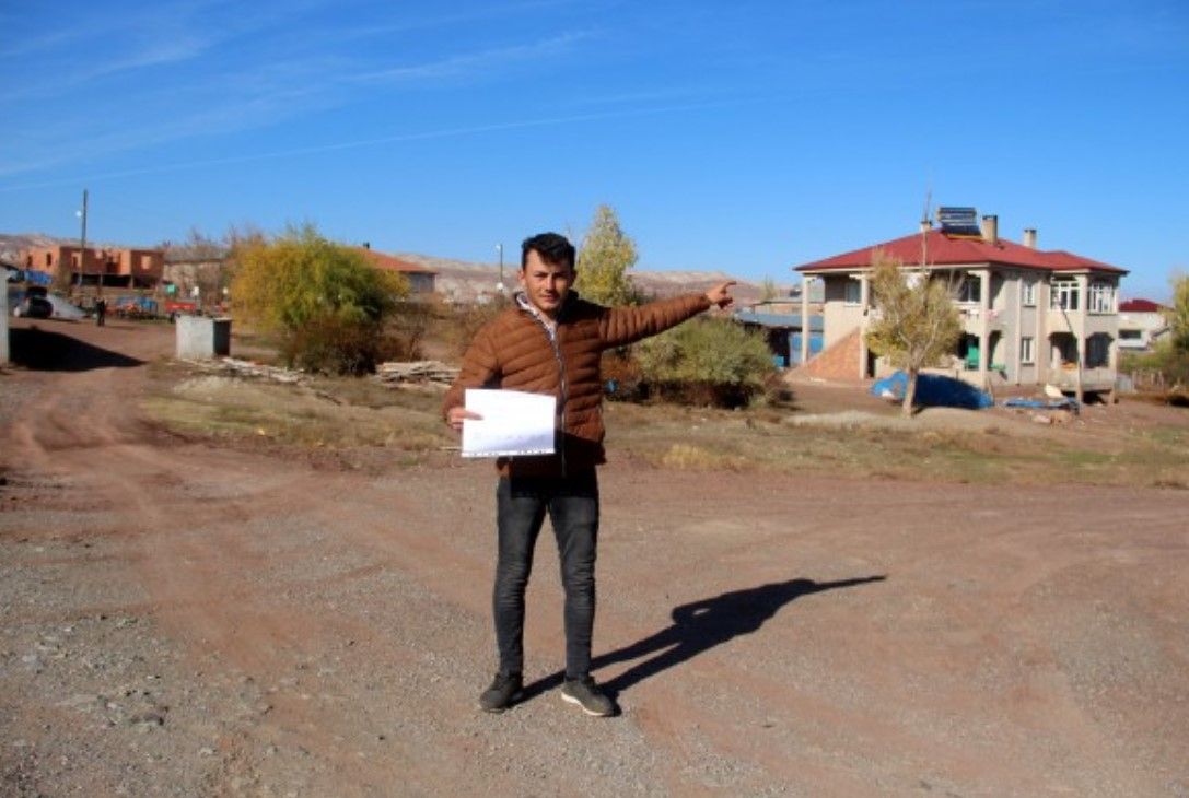 Nereye gitse kimse inanmıyor! Yaşıtları gezerken bakın o ne yapıyor 1