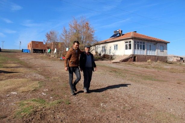 Nereye gitse kimse inanmıyor! Yaşıtları gezerken bakın o ne yapıyor 2