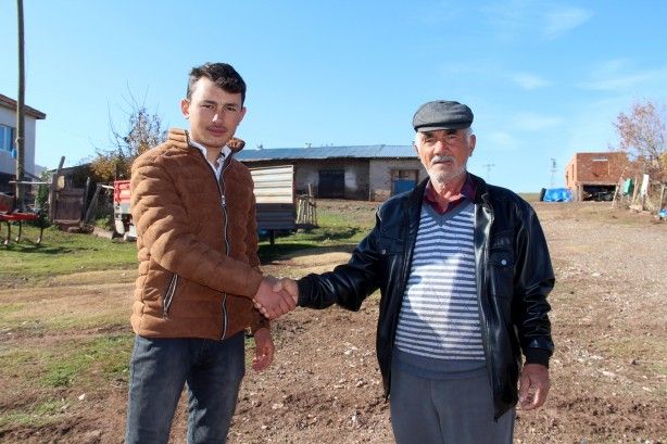 Nereye gitse kimse inanmıyor! Yaşıtları gezerken bakın o ne yapıyor 3