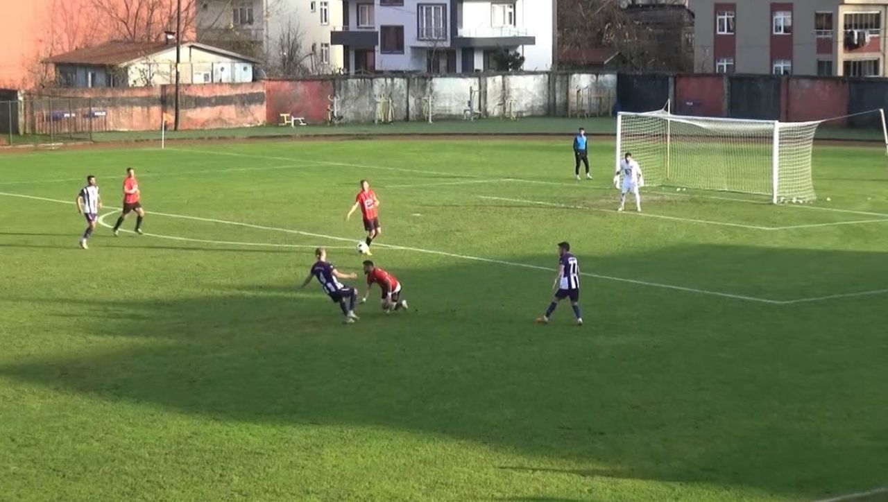 Dili boğazına kaçan futbolcuyu hakemin ilk müdahalesi kurtardı 2