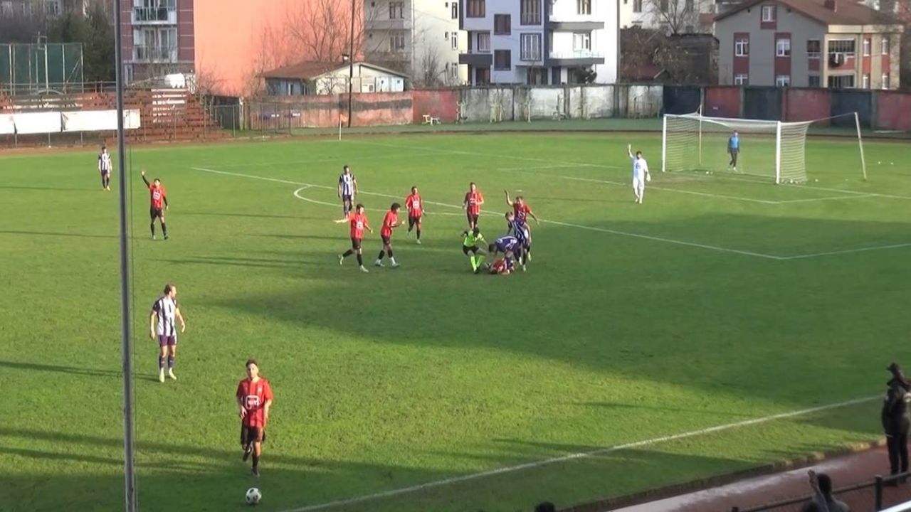 Dili boğazına kaçan futbolcuyu hakemin ilk müdahalesi kurtardı 3