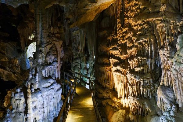 Her yıl binlerce kişi ziyaret ediyor! Bu saray 150 milyon yılda oluştu 9