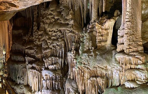 Her yıl binlerce kişi ziyaret ediyor! Bu saray 150 milyon yılda oluştu 5