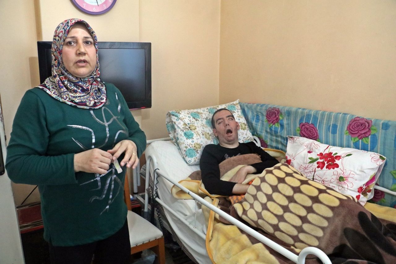 10 yıldır gözlerini bir kez bile kırpamadı! Görenlerin içi acıyor 11