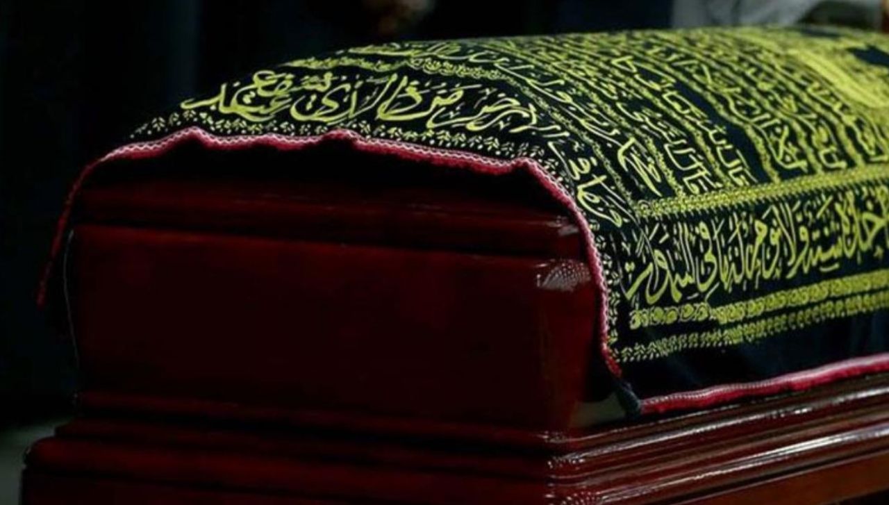 Cenaze sırasında tabuttan gelen ses, odadaki görevlilerin yüreğini ağzına getirdi 1