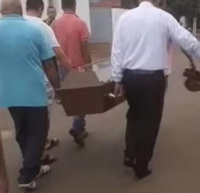 Cenaze sırasında tabuttan gelen ses, odadaki görevlilerin yüreğini ağzına getirdi 2