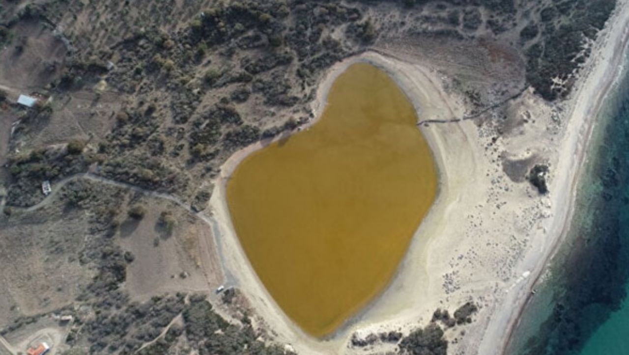 Gören şaşıp kalıyor! Renk değiştiren gizemli göl 1