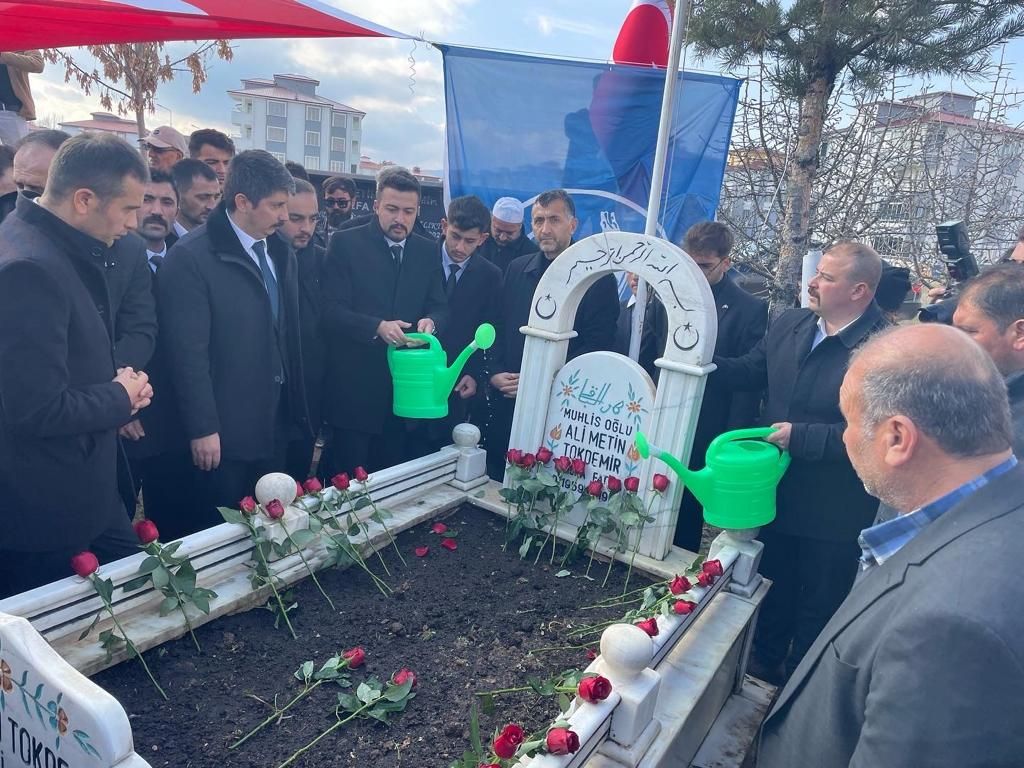 Ülkü Ocakları Genel Başkanlarından merhum Ali Metin Tokdemir, kabri başında dualarla anıldı 1