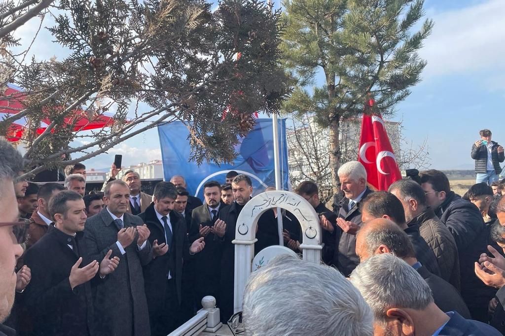 Ülkü Ocakları Genel Başkanlarından merhum Ali Metin Tokdemir, kabri başında dualarla anıldı 3