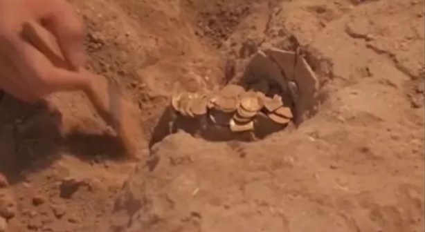 Kazma salladılar hazine buldular! Toprağın altından altın fışkırdı 1