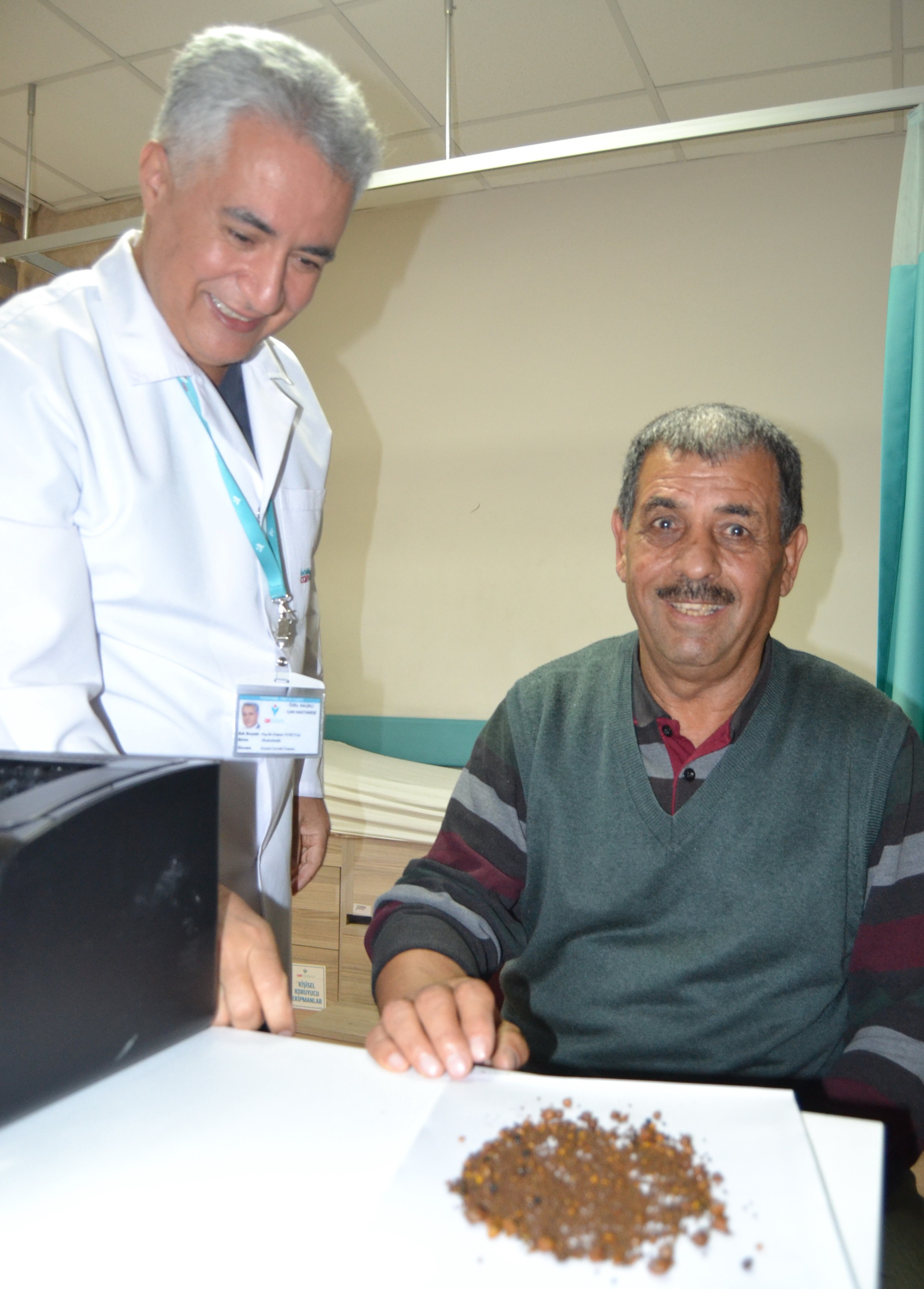 Şiddetli karın ağrısı şikayetiyle gitti! 4 bin 536 tane çıkarıldı 5