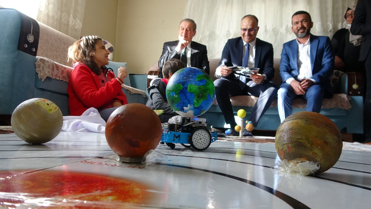 Hayalleri gerçek oldu! Evlerine astronot geldi 5