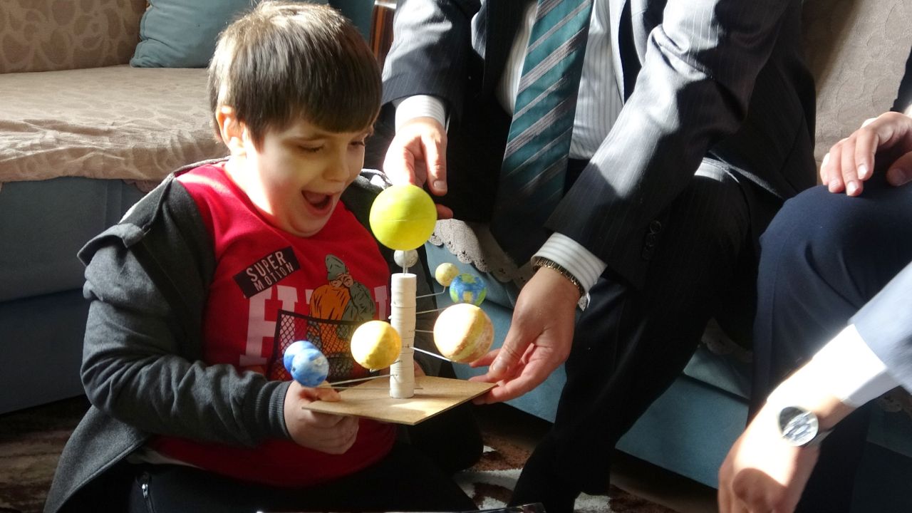 Hayalleri gerçek oldu! Evlerine astronot geldi 6