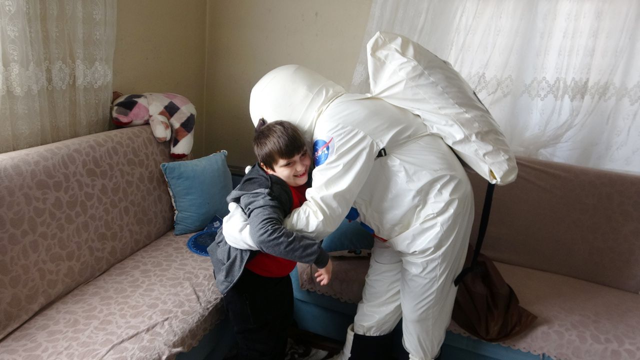 Hayalleri gerçek oldu! Evlerine astronot geldi 2