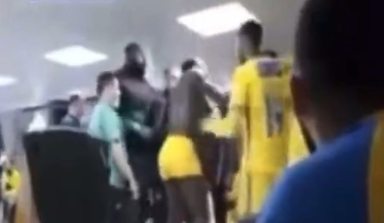 Ronaldo'nun yeni takımında büyük kavga! Soyunma odasında Aboubakar'dan Anderson Talisca'ya saldırı... 7