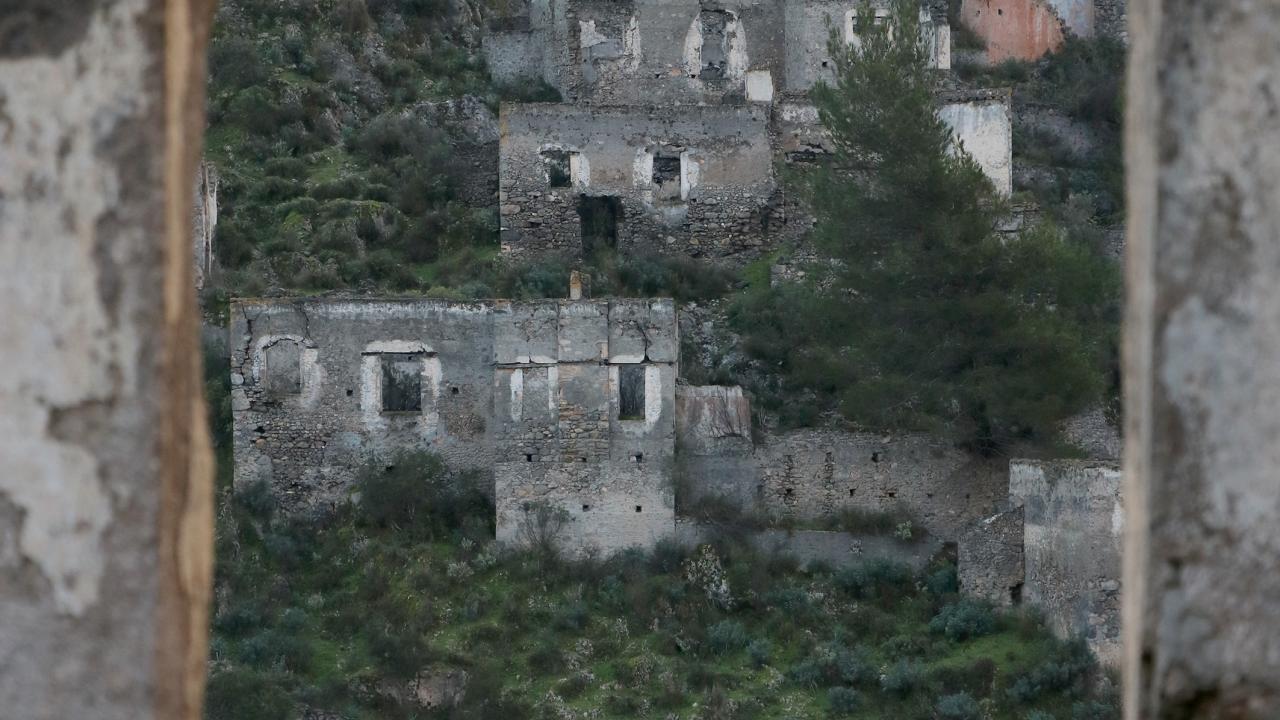 Kendisi "hayalet" ama ekonomisi "canlı" 16